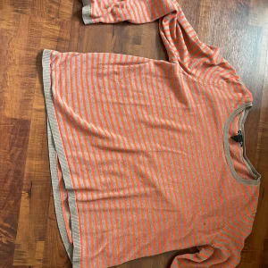 Randig tröja - fin randig tröja 🥰 köpte den på plick men säljer för kommer inte till användning. litet hål i armhålan :) 