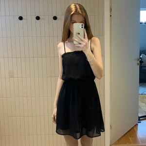 Svart klänning - Basic fin svart klänning, ny skick, strl 36💗