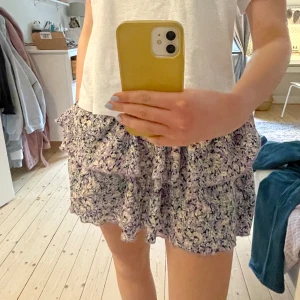 Kort kjol  - Sjukt söt volang kjol i blommigt mönster💐💐