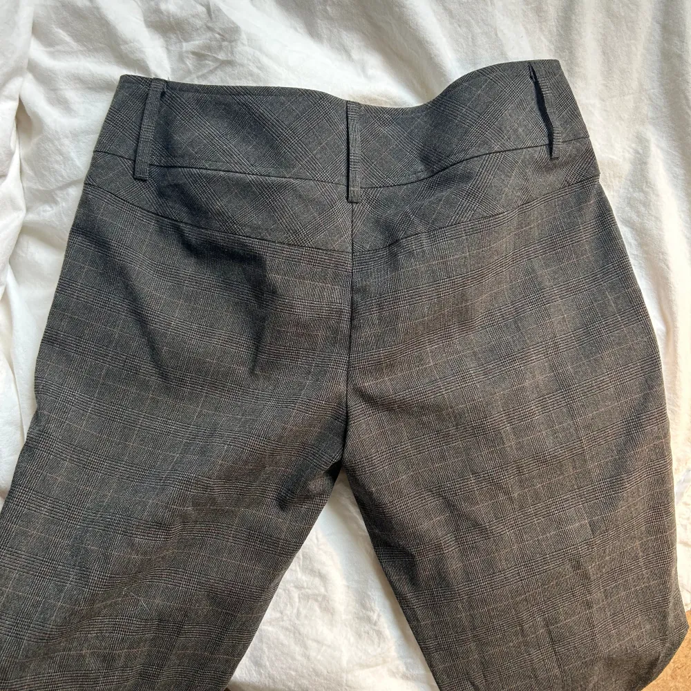 As snygga kostymbyxor som tyvär Inte passade💕 är i storlek 38, midjemåttet är ca 40-42 cm och innerbenslängden är ca 84 cm. Jeans & Byxor.