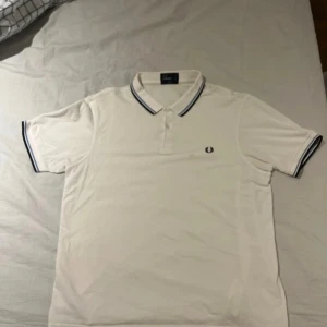 Fred Perry pikétröja  - Vit fred Perry pikétröja i storlek XL slim fit. Då tröjan är slim fit så passar den även som storlek L. Fint skick.