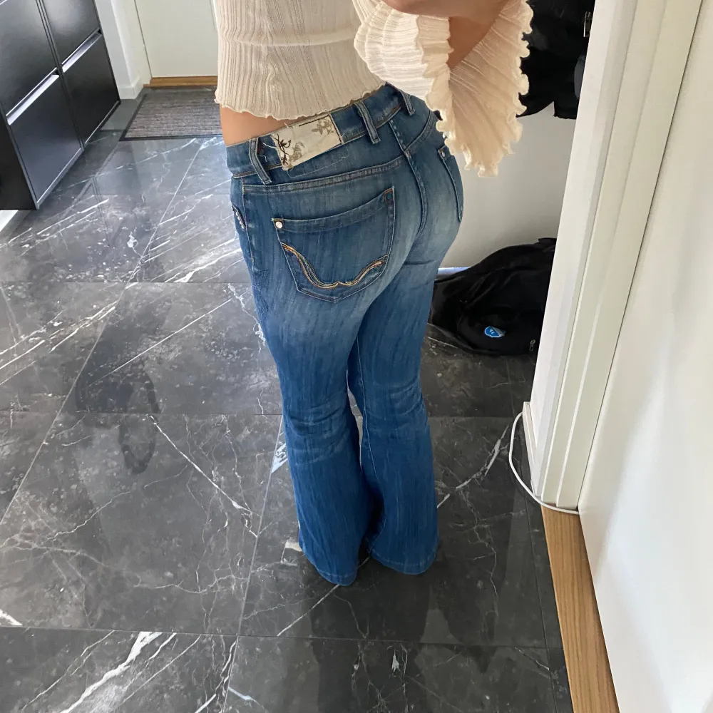 Säljer mina favorit jeans! Jätte fina replay jeans, midjemått 38 cm tvärs över och innerbenslängden är 80 cm och passar mig som är 167🥰 skriv för mer bilder!. Jeans & Byxor.