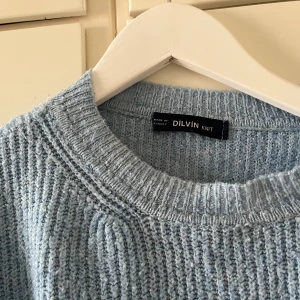 Stickad tröja - En blå stickat tröja