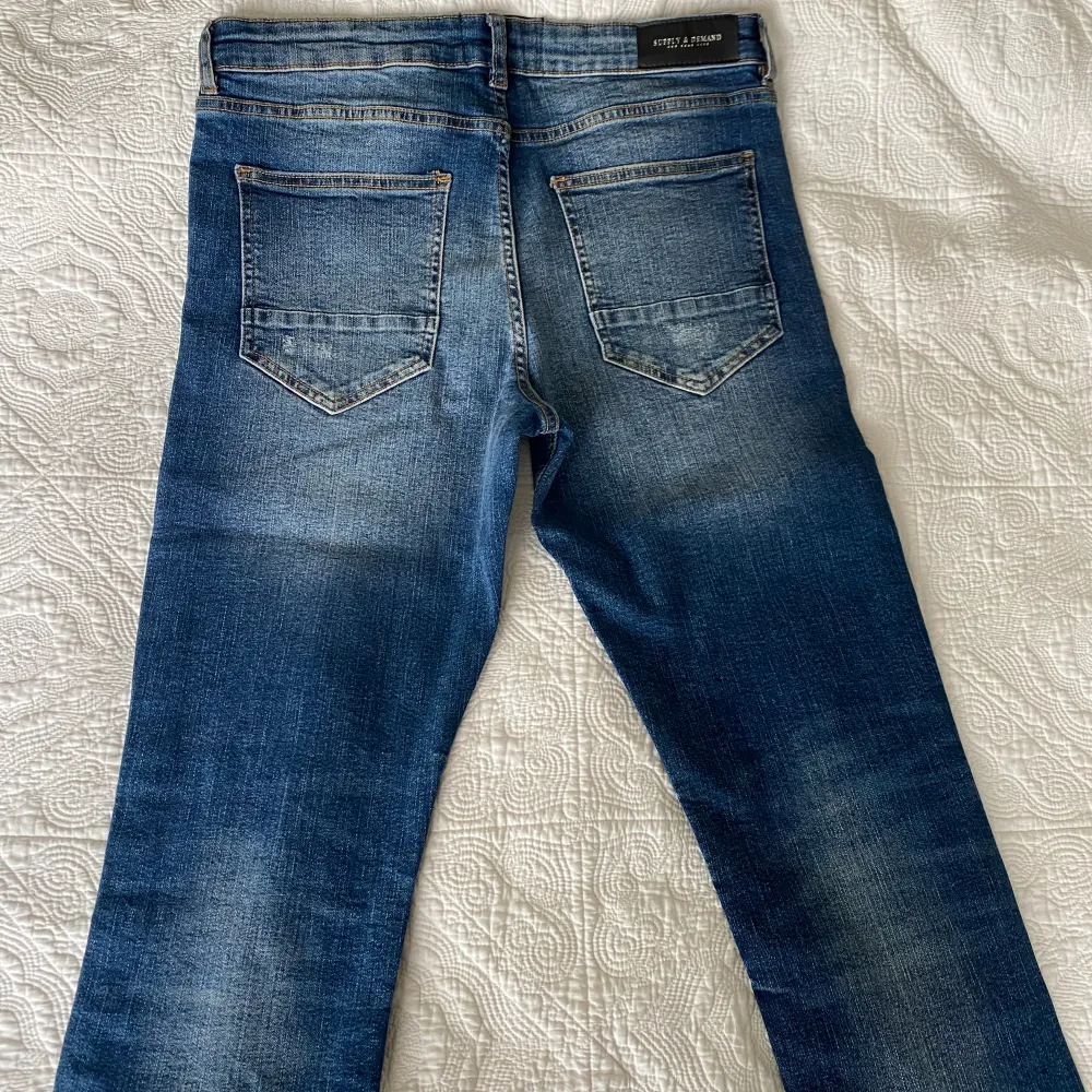 Jeansen är i princip helt nya, bestälde hem dom och de passade ej. Byxorna är i storlek 34W - L Skulle säga att de är ish L. Jeans & Byxor.