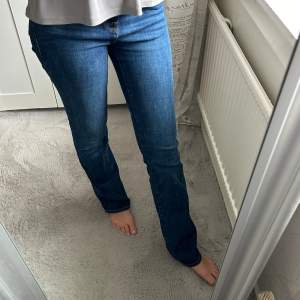 Mid waist jeans från zara, får ingen användning.