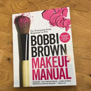 Bobbi Brown smink bok. Aldrig använd av mig då jag fått den av en vän. Lite fläckar här och där men funkar fortfarande.( där av pris) 