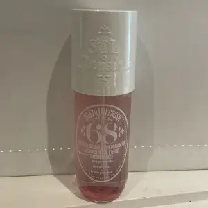 Helt oöppnad Sol De Janeiro Mist (240 ml) med plasten kvar. Säljer pga felköp och var för sent för att returnera. Köptes för 449kr säljer för 300kr. Hör av er vid intressse!