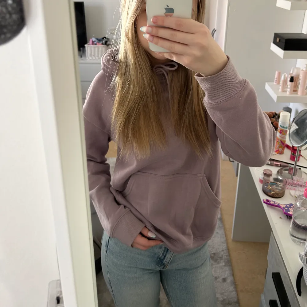 Säljer då den inte kommer till användning. Bra skick!💜. Hoodies.