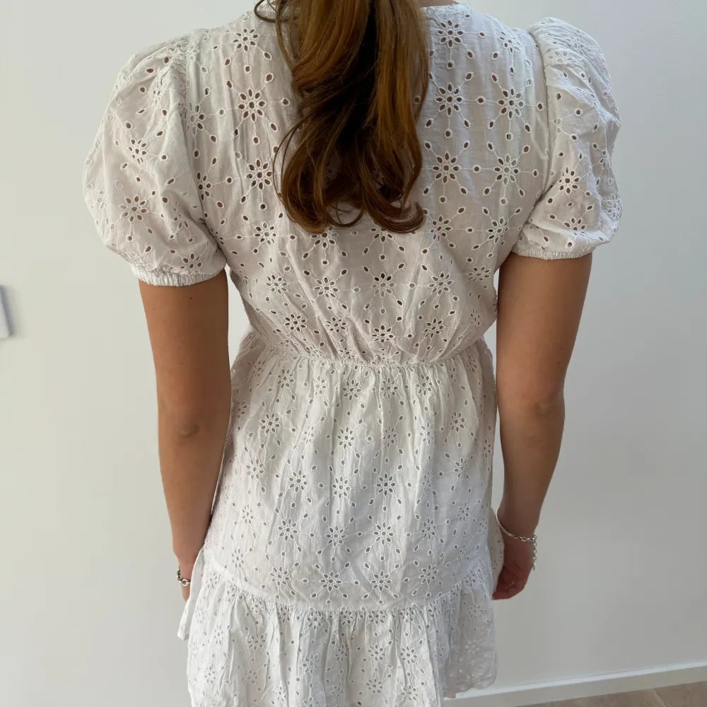 Intressekoll på denna slutsålda vita klänningen från Gina tricot. Perfekt till sommaren, studenten, konfirmation eller bara en helt vanlig sommardag. Klänningen är i storlek XS.. Klänningar.
