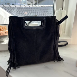 Maje väska - Säljer nu min älskade maje väska för endast 1150kr🤩man kan justera och ta av bandet om man vill.