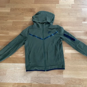 Nike Tech fleece grön. - Nike tech fleece grön storlek L junior/147-158.  
