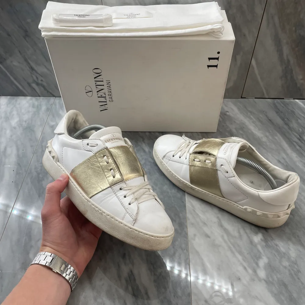 Valentino open sneaker | Jättefint skick | Sitter 0,5-1 storlek större | Nypris: 6499 | Ingår: Valentino kort | Fraktar spårbart via Postnord, på köparens bekostnad  | Hör av dig vid minsta fråga eller fundering📩. Skor.