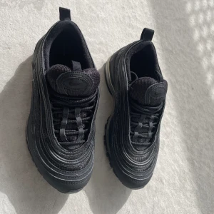 Nike Air Max 97s  - Säljer dessa nike skor då dem inte kommer till användning. Dem är använda men i bra skick. Skriv vid intresse. 