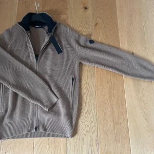 Helt ny J.Lindberg zip - Jag säljer min helt nya J.Lindberg zip. Jag köpte den för ett tag sedan men när jag testade den hemma så passade den inte. Hade inte tid att lämna tillbaka den och därför säljer jag den här. Priset kan diskuteras. Hör av dig om du har frågor