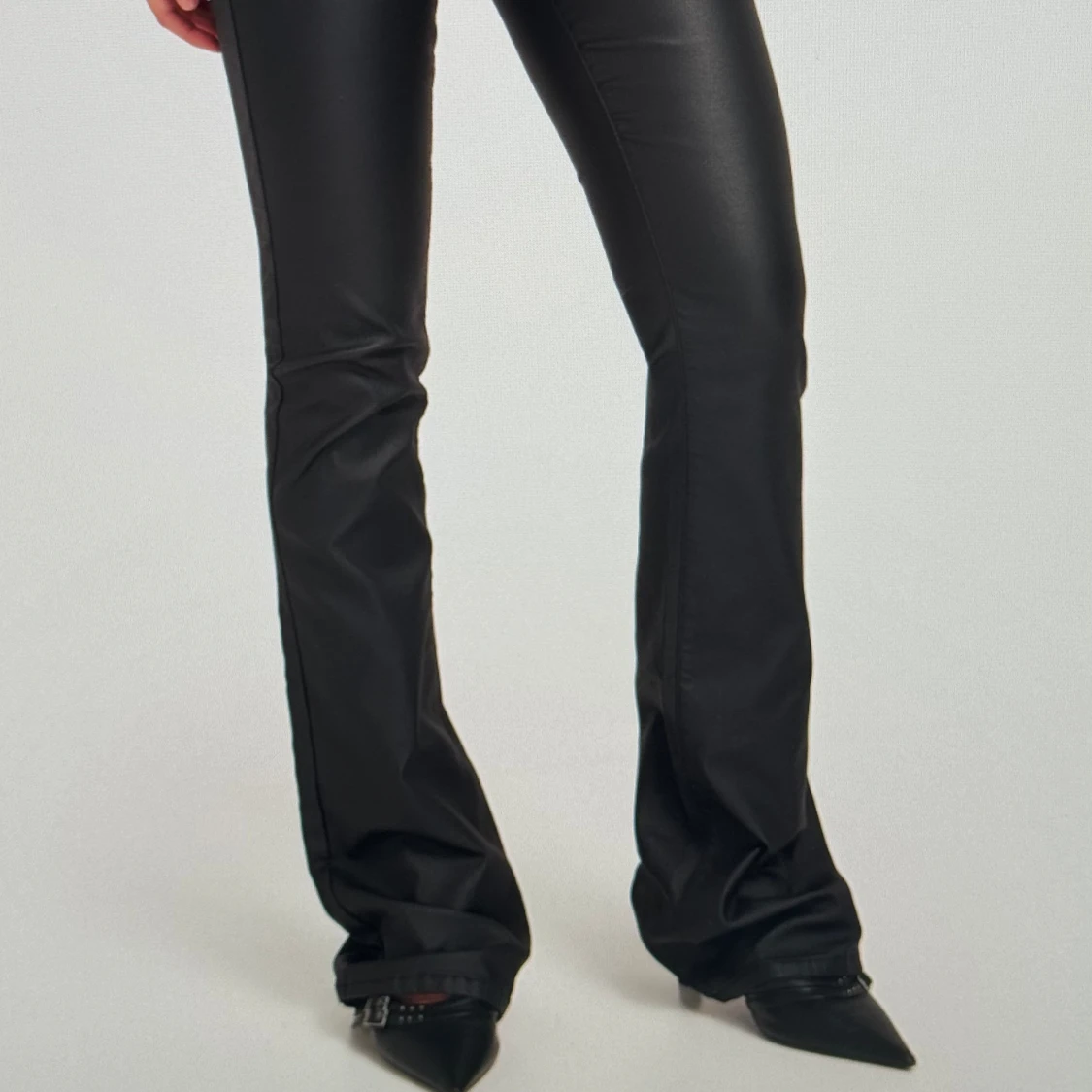 Coated utsvängda jeans från Nelly - 91