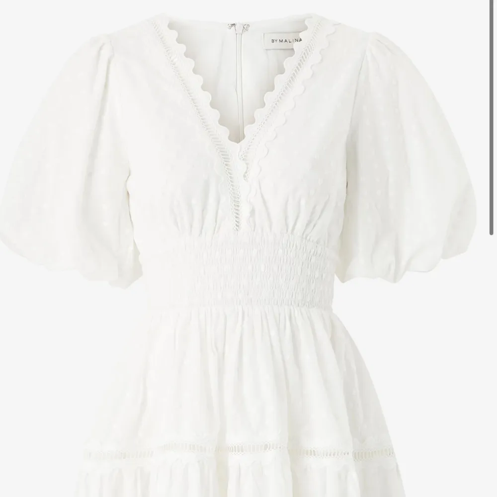 Säljer denna By Malina klänning. Helt oanvänd och lappen är kvar. Perfekt till studenten💗 Nypriset på klänningen är 2400 kr och kan tänka mig gå ner en del.. Klänningar.