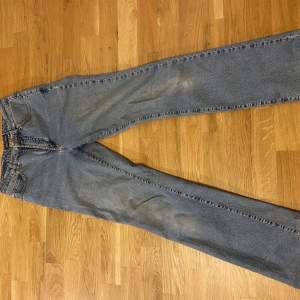 Marcopolo jeans med raka ben. St 38. Använt flera gånger, bra skick. Säljer för: 200 kr. Passar i längden på mig, är 165 cm