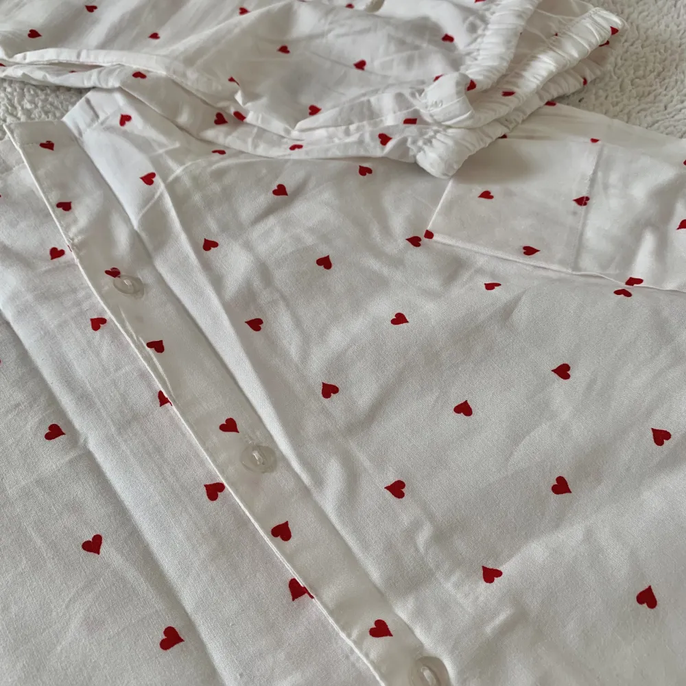 Otroligt vacker pyjamas i bomull med röda små hjärtan. Köpt i butik i Polen. Ny med tags kvar, endast provad. Obs: Priset på denna varan är fast. ❣️. Jeans & Byxor.