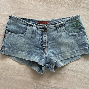 Lågmidjade shorts  - Såå snygga vintage lågmidjade shorts😍😍 skriv gärna om frågor eller funderingar, klicka annars gärna på ”köp nu”🫶