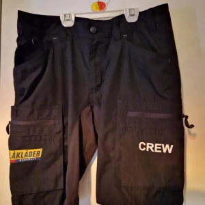 Arbetsshorts Blåkläder - Arbetsshorts. Stl C46. Se Blåkläders storleksguide.  Observera hål på framsidan.