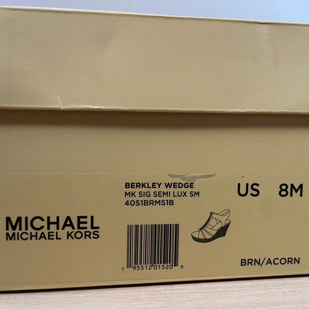 Högklackade skor från Michael Kors i stl. 38,5 som är helt nya, aldrig använda. Säljs i original förpackning. Inköpta på Boozt för 1500:-. Mitt pris 1150:-.. Skor.