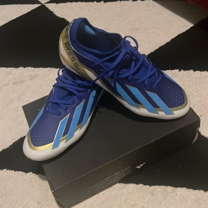 Addidas Messi speedflow academy  - Helt nya CRAZYFAST MESSI fotbollsskor använda ENDAST 1 träning, Ord pris 1149 från unisport FRAKAR RUNT HELA SVERIGE. DU FÅR MED KVITTO TILL REKLAMATION OCH ÄVEN SKOR KARTONGEN!! 