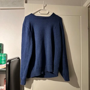 Ralph lauren tröja - Snygg ralph lauren tröja i väldigt bra skick förutom en defekt på armen (bild 3 och 4). Storlek L, passar någon som är runt 175-180 cm. Pris kan diskuteras vid snabb affär. Skriv gärna om du har funderingar. 😊