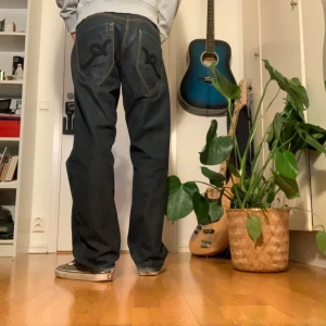 Rockawear Jeans - Feeeta och clean jeans med snyggt print på backfickan. De sitter perfekt och har snygg passform. Mått: Midja tvärs över: 43cm, total längd: 105 cm, innerbenslängd: 80cm. Fråga vid fråga!