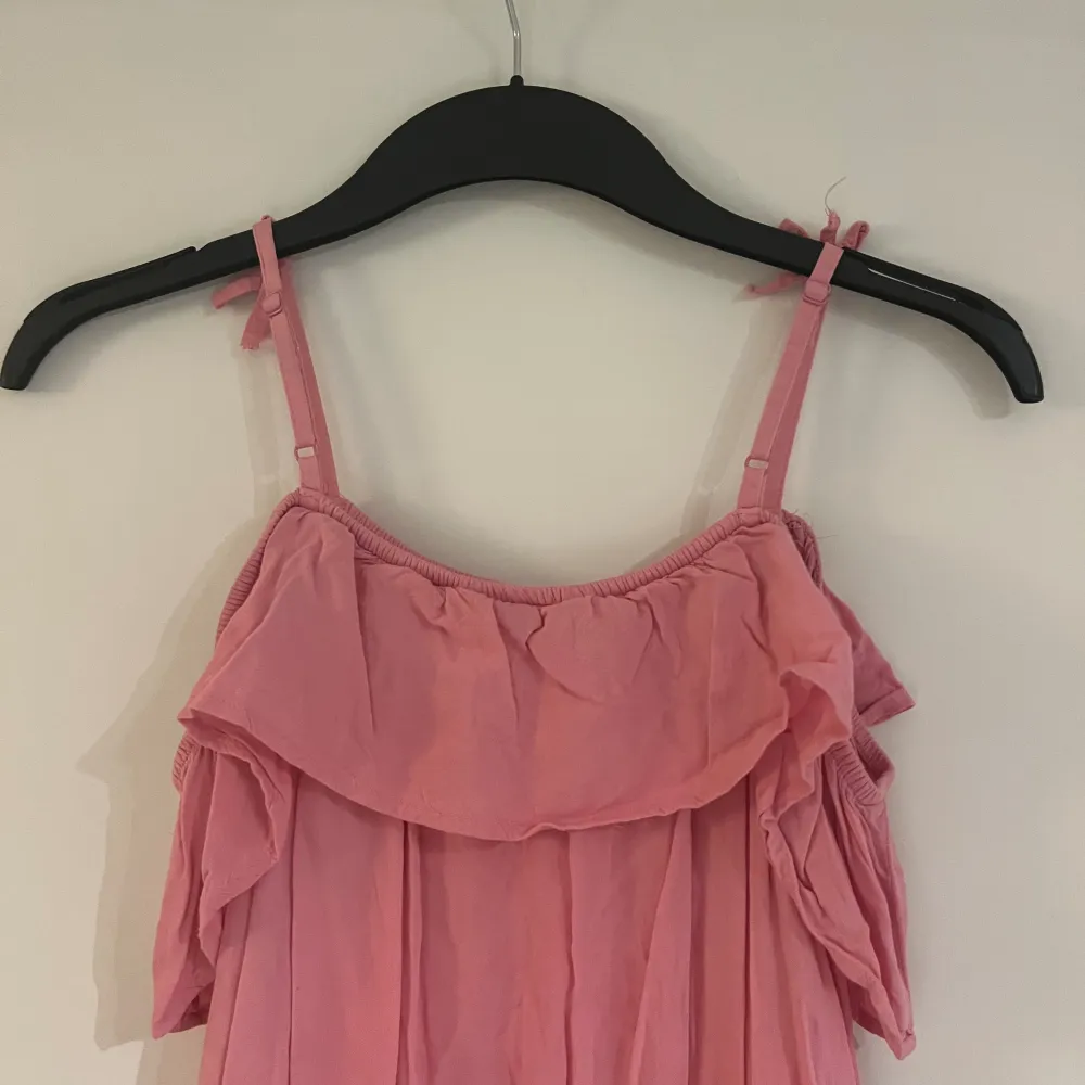 Två fina och gulliga klänningar till sommaren. Den ena är randig med fina sommarfärger som gör dig glad.  Skönt material och en fin modell vid axlarna. Den andra är helt rosa.    Priset går ALLTID att diskutera  Storlekar: Rosa - 158/164 Randig - 170. Klänningar.