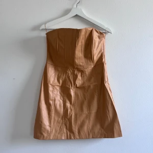 senapsfärg korsett mini dress - finns en liten fläck på överdelen