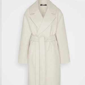 Jätte fin vårkappa.  - Vit/beige/grå kappa i strl 38, passar 36-38 Klassisk. I fint skick  Nypris 999