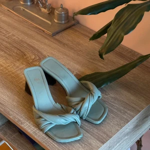 Trendiga klackar - Låga klackar, bekväma.