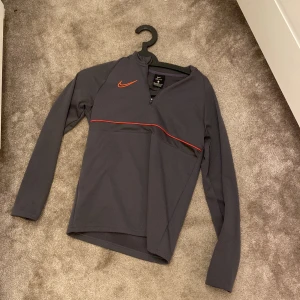 Nike - Otroligt skön tränings kofta i ett perfekt skick. Perfekt för dig som gillar sportiga kläder. Tveka inte på att höra av dig vid frågor eller funderingar!
