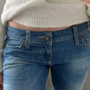 Sjukt snygga helt nya lågmidjade jeans med lappen kvar. Storlek 29/34 men är små i storleken så passar mig som vanligtvis har 25/34