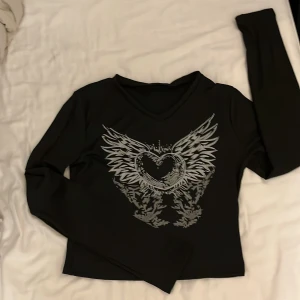 Y2k tröja - Köpte den av någon annan men har aldrig haft på mig den (oanvänd). Är som ny och storleken är M men den passar mig (S)🫶 Fler frågor? Skriv💗