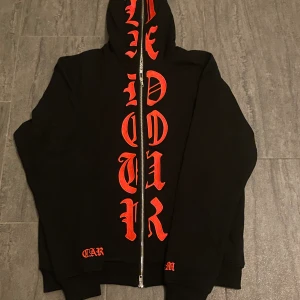 Full zip hoodie  - Svart med röd text på framsidan och baksidan.
