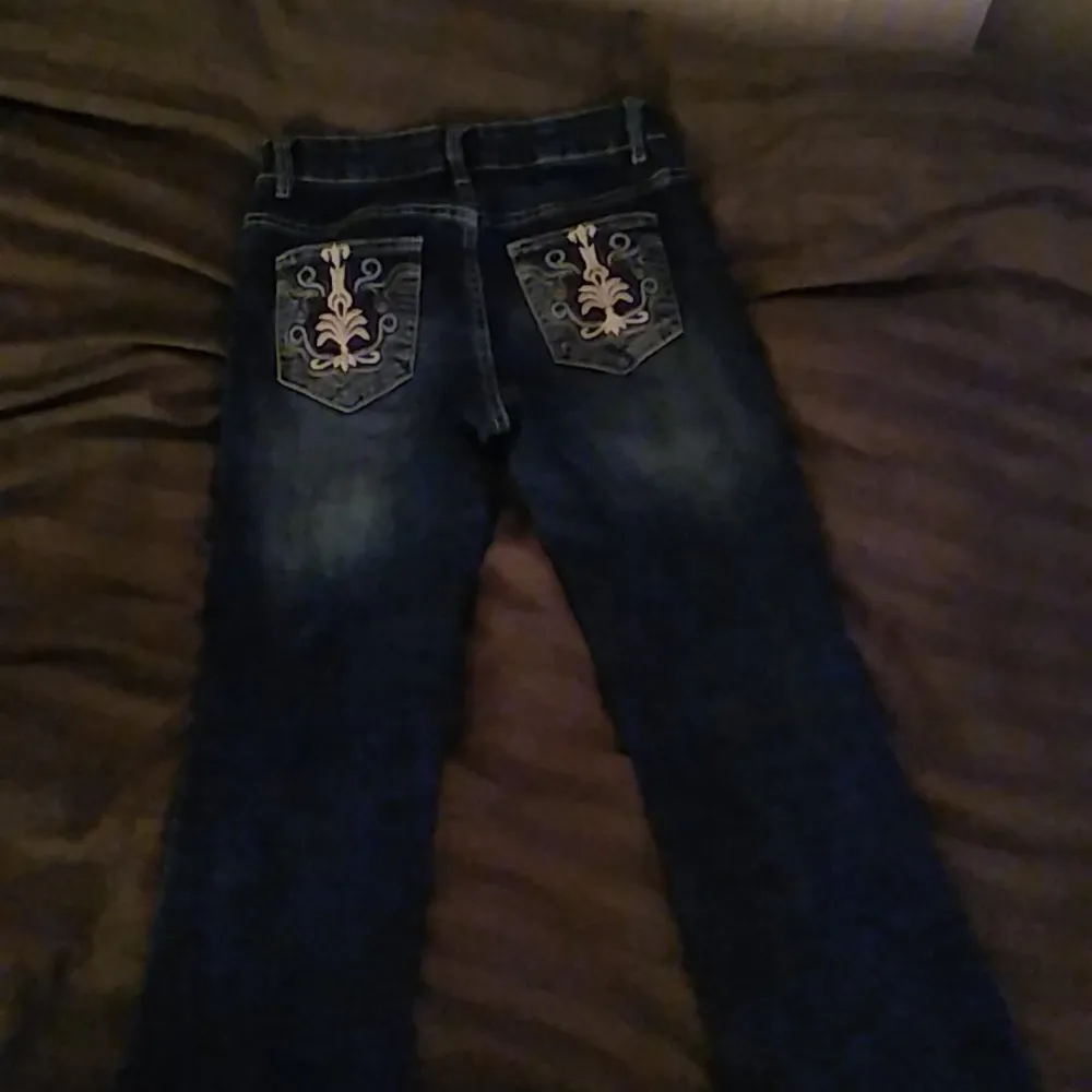 Flared/bott cut jeans med mönster på back fickorna. Jeans & Byxor.