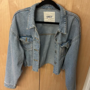 Cropped Jeansjacka - Säljer denna fina croppade jeansjackan, jackan är oversized vilket gör att den sitter väldigt fint på.  I väldigt bra skick och knappast använd, perfekt till vår och sena sommarkvällar🎀