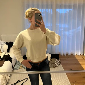 Vit tröja  - Vit collage tröja i mycket bra skick utan fläckar från Gina Tricot i storlek xxs/xs. 