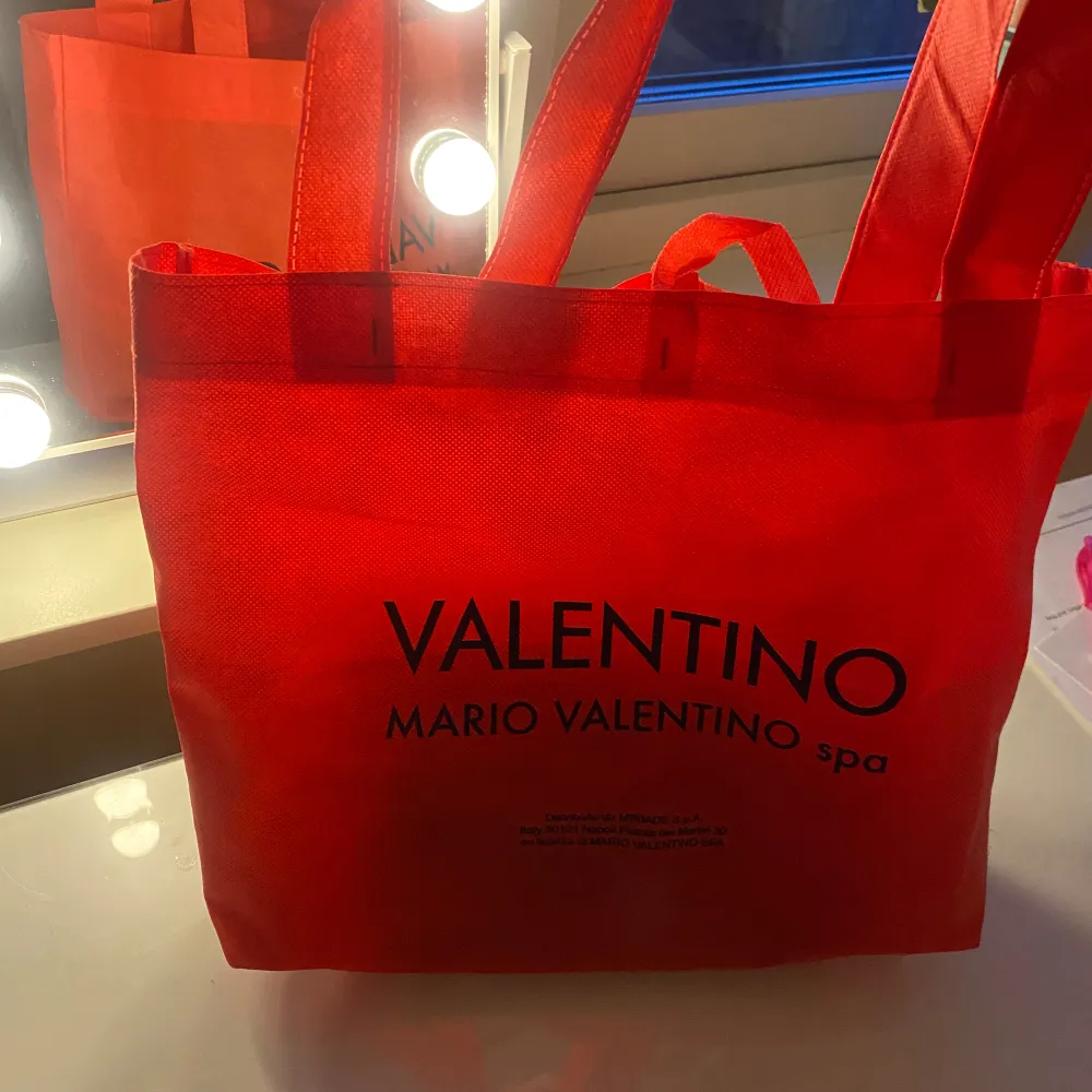 Säljer denna supersnygga och stilrena handväskan från märket ”valentino bags” då den tyvärr inte kommer till användning. Passar till alla outfits!! Ett kortare och ett längre axelband. Passar utmärkt till bal/studenten!! Köpt för 1 250kr på zalando. Väskor.