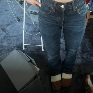 Jeans - Mörkblå jeans från Zara. Använda fåtal gånger så inget slitage.