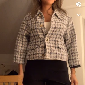 Jacka Zara - Säljer denna såååå snygga jacka från Xara i guldknappar. Älskar dne men används aldrig. Inga defekter. Klippt av armarna så den blir lite mer kortärmad. Se bild 4 och 5. Köparen står för frakt 58kr postnord eller 19kr via plick❤️ säljer matchande kjol