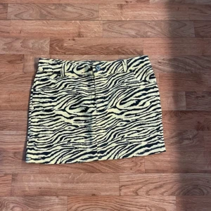 Kort kjol - Fin kjol med zebramönster i storlek 38 men passar även 36, använd gärna köp nu💕