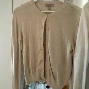 Koftor - Två jättesköna koftor i båda beige och vit som säljd på grund av att de inte kommer till användning, säljer för 75 per kofta