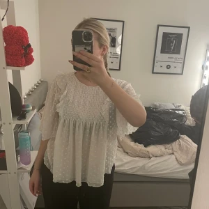 Vit blus  - En vit blus i strl L, aldrig använt. Från zara