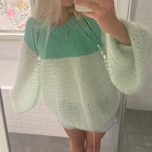 Somrig tröja i mohair  - INTRESSEKOLL på denna sjukt snygga stickade tröjan i mohair! Löst stickad och perfekt till sommaren😇sitter oversized på mig som brukar ha S. Skicka prisförslag!!