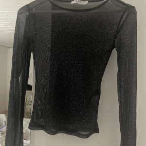 Festtopp - Skitsnygg glitter festtröja som är genomskinlig men snyggt me nåt under, aldrig använd heller