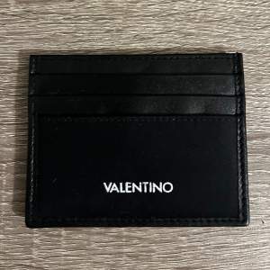 Valentino korthållare/plånbok unisex. Jag har en ny därför säljer jag denna. Skick 8,5/10