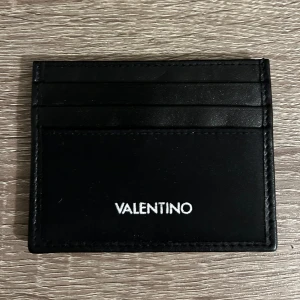 Valentino korthållare - Valentino korthållare/plånbok unisex. Jag har en ny därför säljer jag denna. Skick 8,5/10