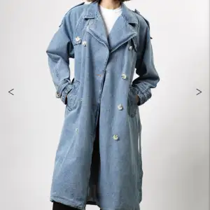 Säljer denna helt oanvända Bobby Denim Trenchcoat med lappar kvar då jag inte hann skicka tillbaka. Storlek xs/s Köpt för 3700kr DM för fler bilder